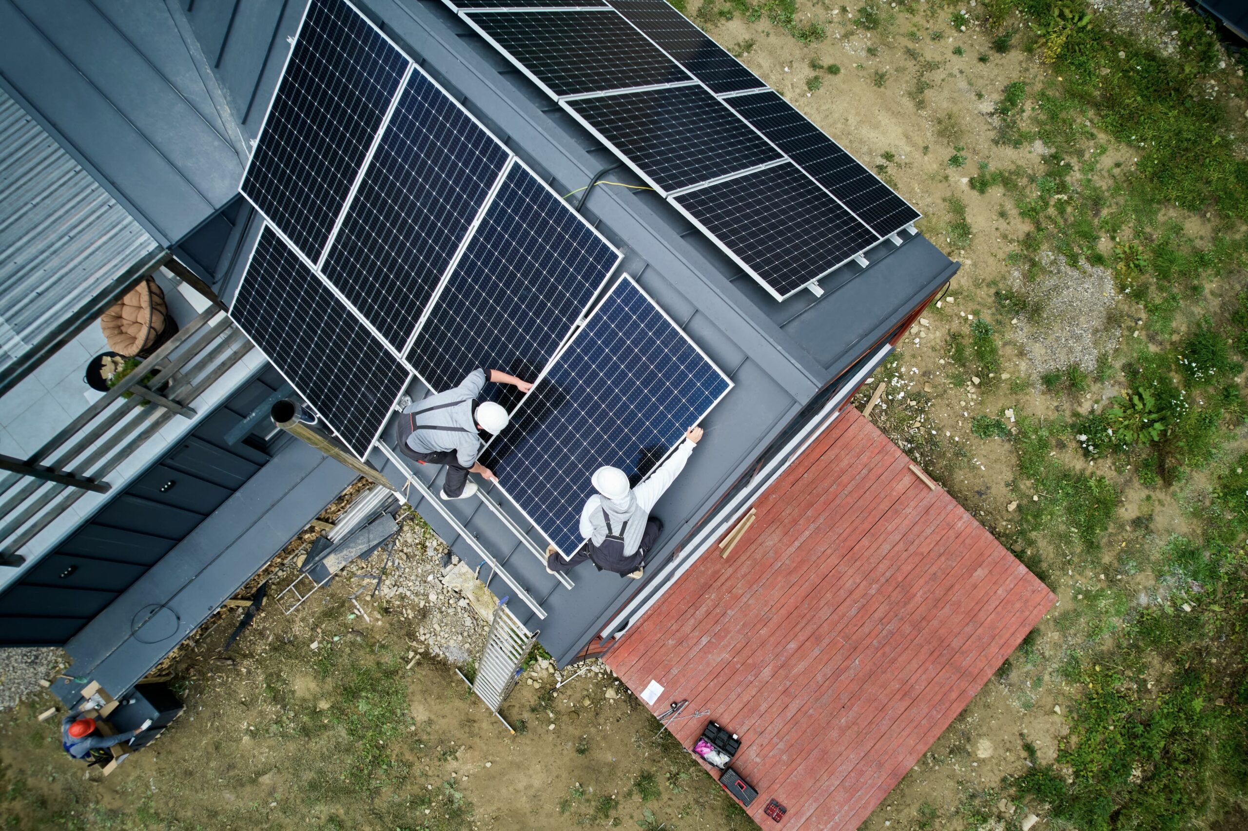 Installation von Solarpaneelen auf einem Dach von oben